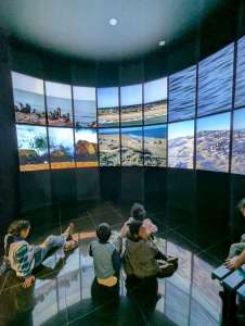 Sala inmersiva con paisajes costeros en Espacio Ciencia
