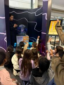 Demostración con la bola de plasma en Espacio Ciencia