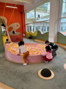 Niños jugando en una piscina de pelotas en el Espacio Modelo