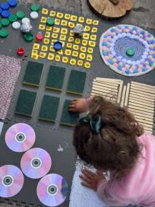 Niña explorando un camino sensorial con texturas
