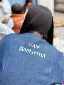Educadora con el delantal del CAIF Montserrat